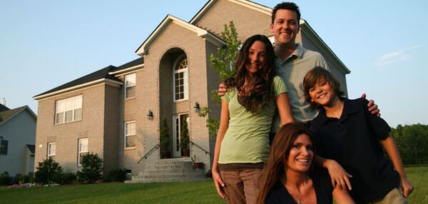 Gastfamilie vor ihrem Haus in Kanada